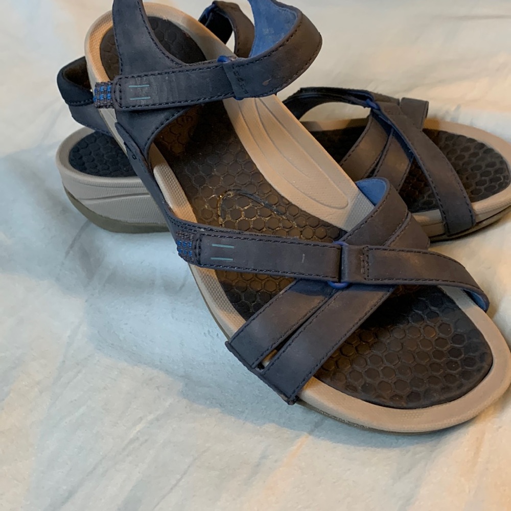 Bare trap’s sandas